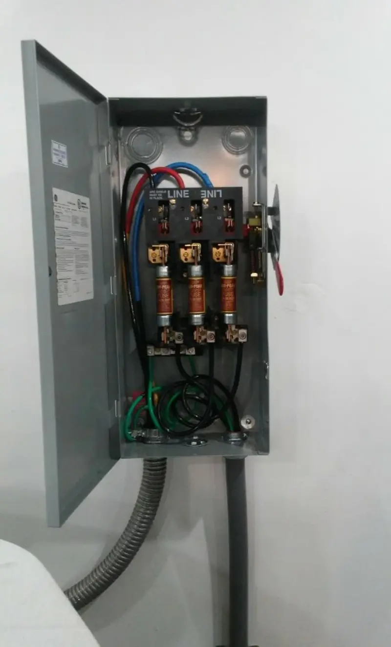 Three-phase disconnect switch installed for Smoke Detector Installation in Natchez
